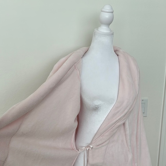 Victoria's Secret Pink Plush Robe with Embroidered Back size M/L - Picture 7 of 10